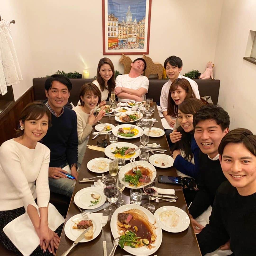 戸部洋子のインスタグラム：「三田ちゃん結婚おめでとうー！💐🎉 先日、アナ室の同じ島(席が同じチーム)で島会をしました🥰 そこで三田ちゃんのサプライズ結婚お祝いも実行！💒 結婚ってやはりいいものらしいょ🤣  ちなみにうちは伊藤アナが班長でして、こちらあえて席順どおりに途中、座りなおしてみたの図ww  いつもとくだね終わりは、気がついたらデスクで寝落ちしている伊藤さん、自ら再現ですww  わたしは産休中なのでみんなに久々に会えて嬉しかったー！  今回は、娘付きでお邪魔させてもらいましたが、みんなに優しく？してもらって娘ちゃん楽しかったみたい！ みんなまぁーよく喋る喋る。 実りある島会となりましたー🥰  #三田ちゃん結婚おめでとう#大川立樹#内野泰輔#堤礼実#上中勇樹#伊藤利尋#三田友梨佳#宮司愛海#西岡孝洋#久慈暁子#島会ってなんだ#新婚さんと娘さん記念撮影#どーやったら三田ちゃんみたいないい子に育ってくれるのか」