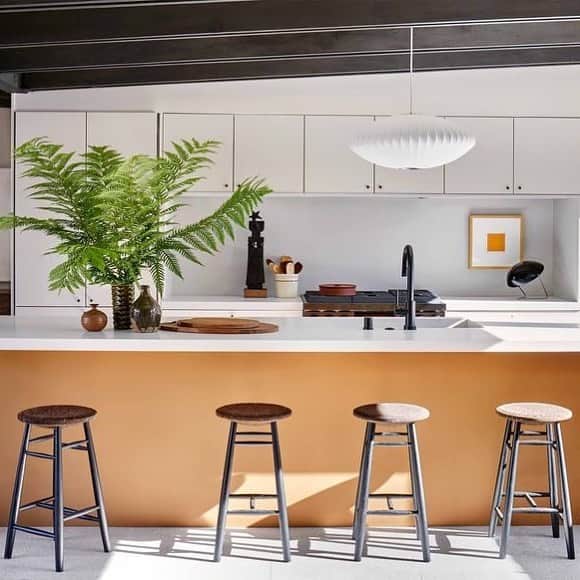 ELLE DECORさんのインスタグラム写真 - (ELLE DECORInstagram)「With the help of ED, interior designer @jakealexanderarnold, and contractor @orieprince, activist and actress @sophiabush thoughtfully reimagined her midcentury property in the Hollywood Hills. The arduous, yearlong process included renovating the kitchen, which was shifted from the opposite end of the house. "It flows so naturally now,” Bush says of the design scheme. The light-filled space features a dramatic custom island that is topped with @caesarstoneus' Fresh Concrete. The faucet is by @brizofaucet, the barstools are by @haydesign, the hardware is from @rockymountainhardware, and the pendant is by George Nelson.  Click the link in bio for the full tour, as featured in our March 2020 issue. Photography by @trevortondro; Produced by Anita Sarsidi.」2月16日 0時37分 - elledecor