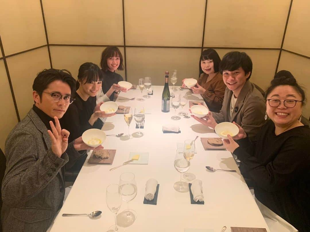 藤森慎吾さんのインスタグラム写真 - (藤森慎吾Instagram)「こちら、グランメゾン東京のお料理の監修をされた岸田シェフのお店QUINTESSENCE グランメゾン東京ロスの我々を世界の渡部さんが連れていってくださいました。 ドラマにも出てきた山羊乳のバヴァロア。そして、クスクスのサラダ！！ そのほかのお料理も最高でした。 尾花夏樹さんを思い浮かべながら三ツ星な時間を過ごさせていただきました。 #生まれ変わったら渡部になりたい #強制タグ #花恋ちゃんお誕生日おめでとう #これは心からのタグ」2月16日 0時40分 - fujimori_shingo0317