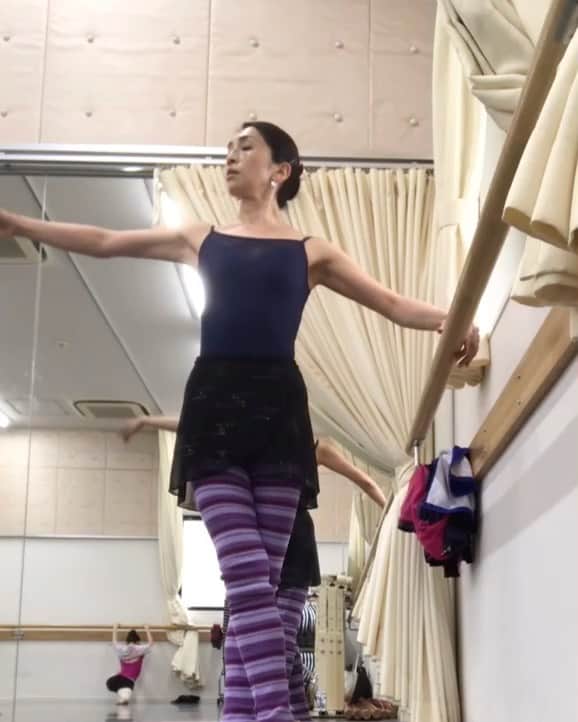 のインスタグラム：「レッスン出来るだけでも、本当に幸せ✨  無になれるこの時間を大切にしたい💓  #Ballet #Dancer #バレエ #バレエダンサー #芸術 #芸術観賞 #舞台 #stage #美の世界 #四ッ谷 #Iwaki Ballet Company #バレエスタジオ #バレエ教師 #バレエ教室 #美しい #楽しい #人生 #無になれる時間 #愛しい時間 #井脇幸江」