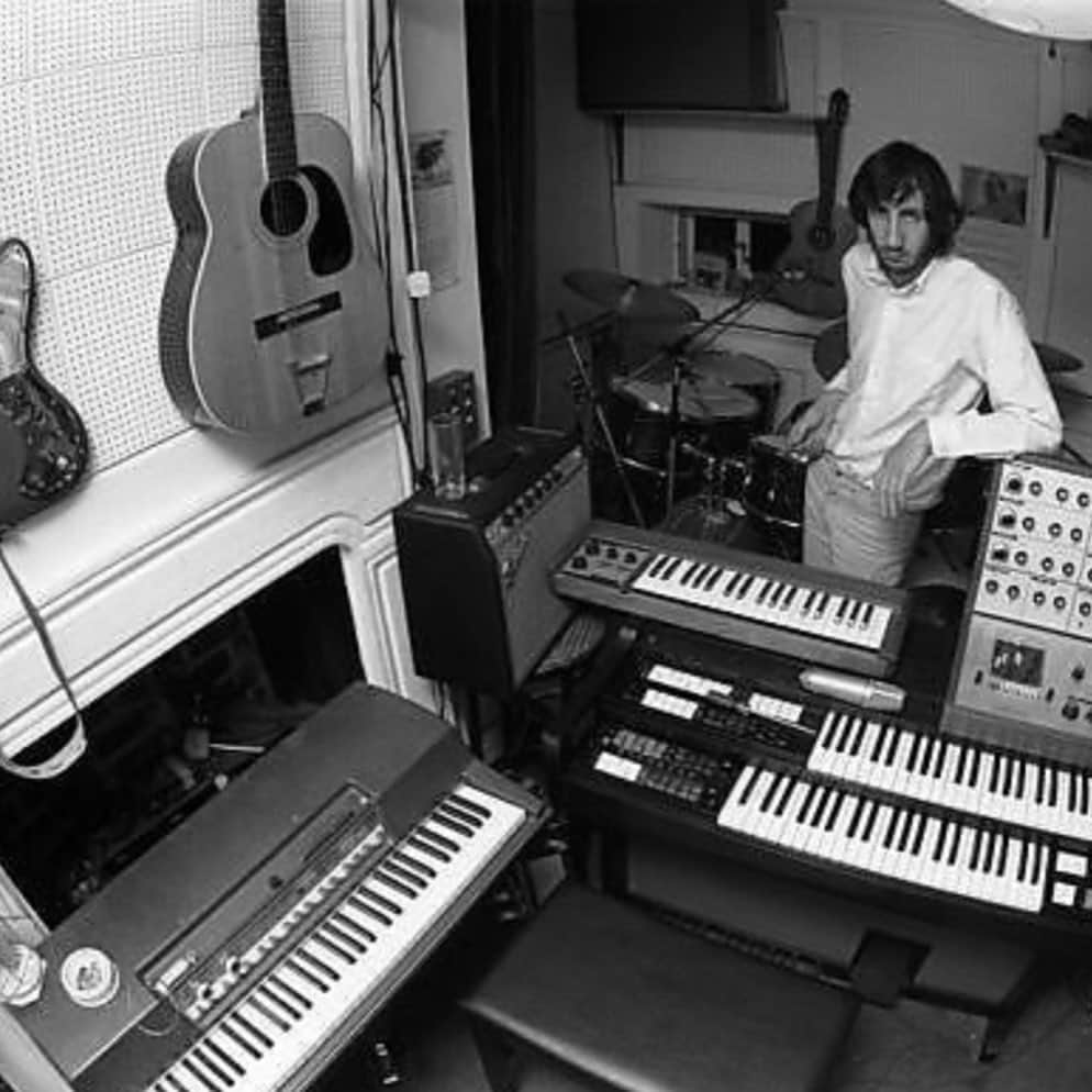 ピート・タウンゼントのインスタグラム：「Studios then and now. Still putting rigs together in deliberately small rooms so I can’t get much in. I’m lucky to have several rooms I can use in my building. ARP 2500 restored by Phil Cirocco. MOOG 35 which is new, and I have yet to get stuck in. Wonderful Moog Matriarch. This is astounding. A gift from MOOG which I’m sure I don’t deserve. We shall see! I’ve been so inspired by so many electronic producers in the last few years here on Instagram. I’m trying to keep up. . .. . .. . @lisabelladonna @prole.volt #protovolt @stanthesound @gr80nt @jamisoncovingtonmusic #makenoisemusic #truecuckoo @heinalmusic #ile.flo #welcome.to.space.lounge #jacobcollier #richarddevine #c74connect #perfectcircuit #edtalenti #boyharsher #rmcbeats #sleeplessdroids #ericodermusic #omricohencomposer #jdxuk #patchmonger #heinalmusic #melloeffx #toctocboom #pastinside #broskghostie #process.audio #rick.reger.75 #retrosound77 #brynmorganmusic」
