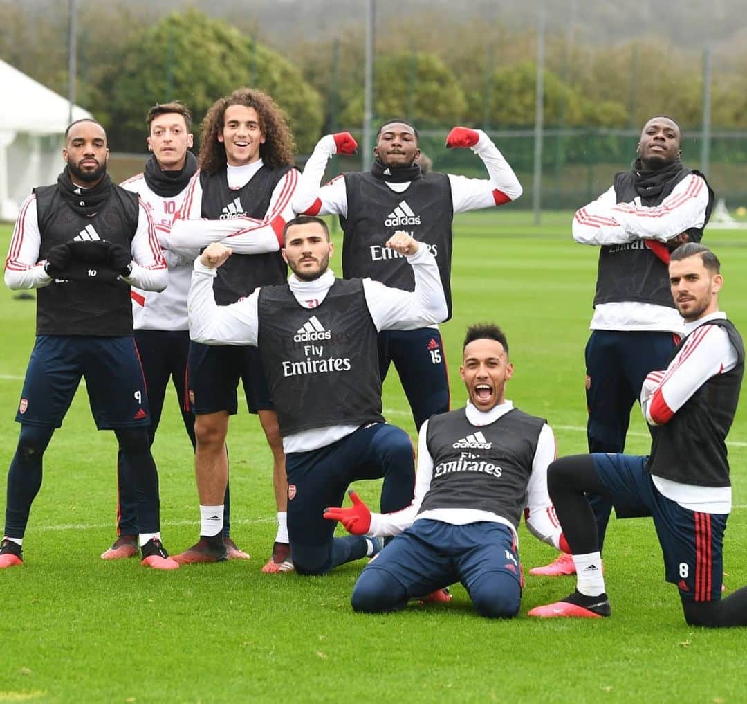 メスト・エジルのインスタグラム：「Well done team Black.⚫😂🤣 Just have taken off my black shirt before the winner's photo 😉😉 #YaGunnersYa #winners  #trainingfun #M1Ö @arsenal」