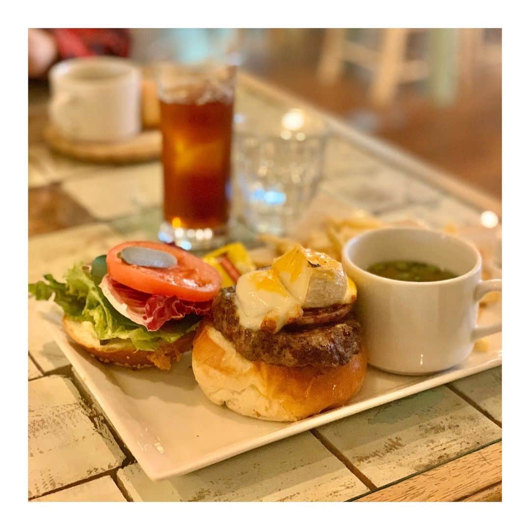VANRIさんのインスタグラム写真 - (VANRIInstagram)「🍔 日本に帰ってきてもバーガーを食らう。 本番アメリカに負けない美味しさに驚愕。 今年入ってやっと友だちとゆっくりまったりランチ。 ほっこりした。ありがたや💓 #motherearthcafe #cheeseburger #pancakes  #マザーアースカフェ #チーズバーガー #パンケーキ #美味しい時間 #癒しの時間」2月16日 0時50分 - vanri0121