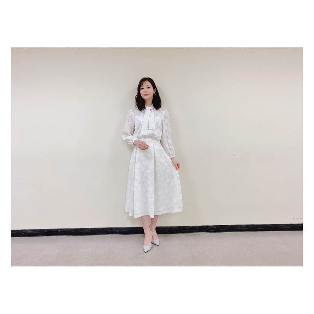 足立梨花さんのインスタグラム写真 - (足立梨花Instagram)「土曜スタジオパーク👗﻿ ﻿ セットアップ﻿ #GRACECONTINENTAL﻿ ﻿ イヤリング﻿ @elaborate_complexbiz﻿ ﻿ パンプス﻿ @dianashoespress」2月15日 16時00分 - adacchee