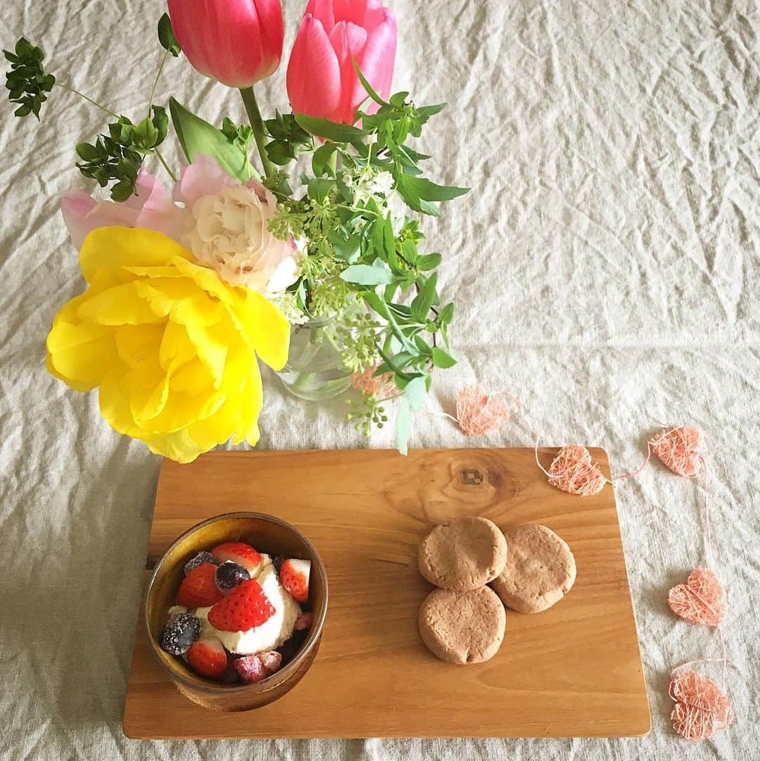ecruのインスタグラム：「2020/02/15 (sat) 今年のバレンタインは、カントリーマアムを作りました♪ たくさん焼けたので、私のおやつに❤︎ しっとりの食感がいい感じ。 ・ 先日、バレンタインのフラワーアレンジレッスンに参加しました。 久しぶりに、たくさんのお花に触れて癒されました❤︎ 神戸市北区のチューリップはまだまだ元気で、アレンジからちょこっと抜いてテーブルでも楽しんでいます🌷 ・ #バレンタイン #カントリーマアム  #homemade #フラワーアレンジメント #チューリップ #kobe  #うつわ #やちむん #花のある暮らし #こでまり #chocolate」