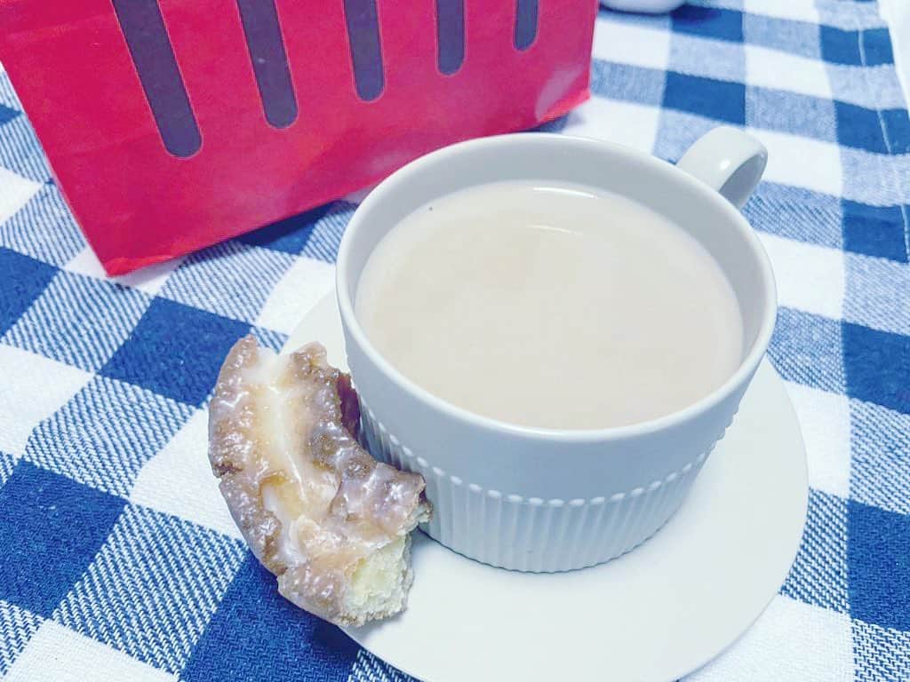 東雲れいかのインスタグラム：「朝ごはん🥣 あまいドーナツとミルクコーヒー」