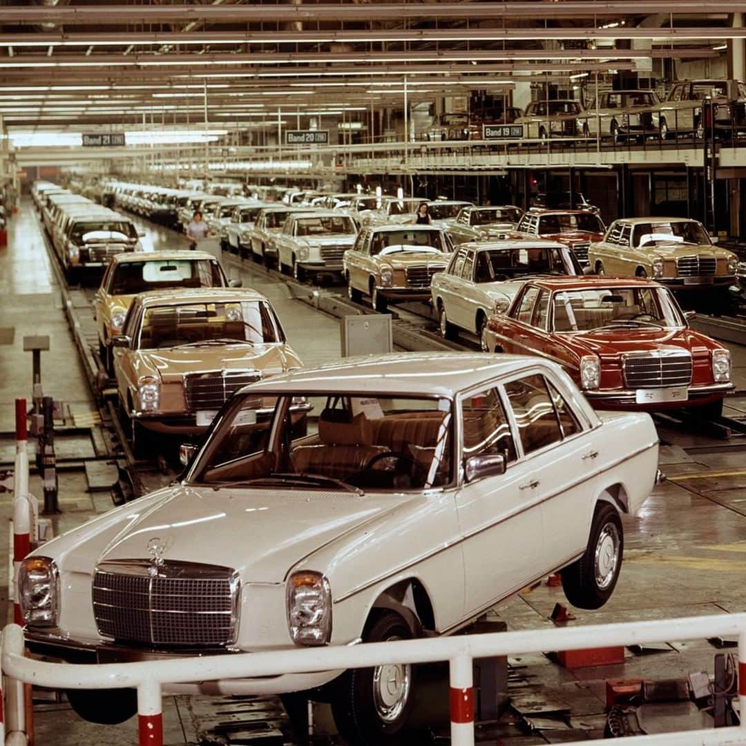メルセデス・ベンツさんのインスタグラム写真 - (メルセデス・ベンツInstagram)「In #Sindelfingen we sure know how to build cars, back then as well as today.  #MBclassic #MercedesBenz #mercedesbenzclassic #ClassicCar #Car #Carsofinstagram #InstaCar 📸 via @mercedesbenzmuseum」2月15日 16時00分 - mercedesbenz