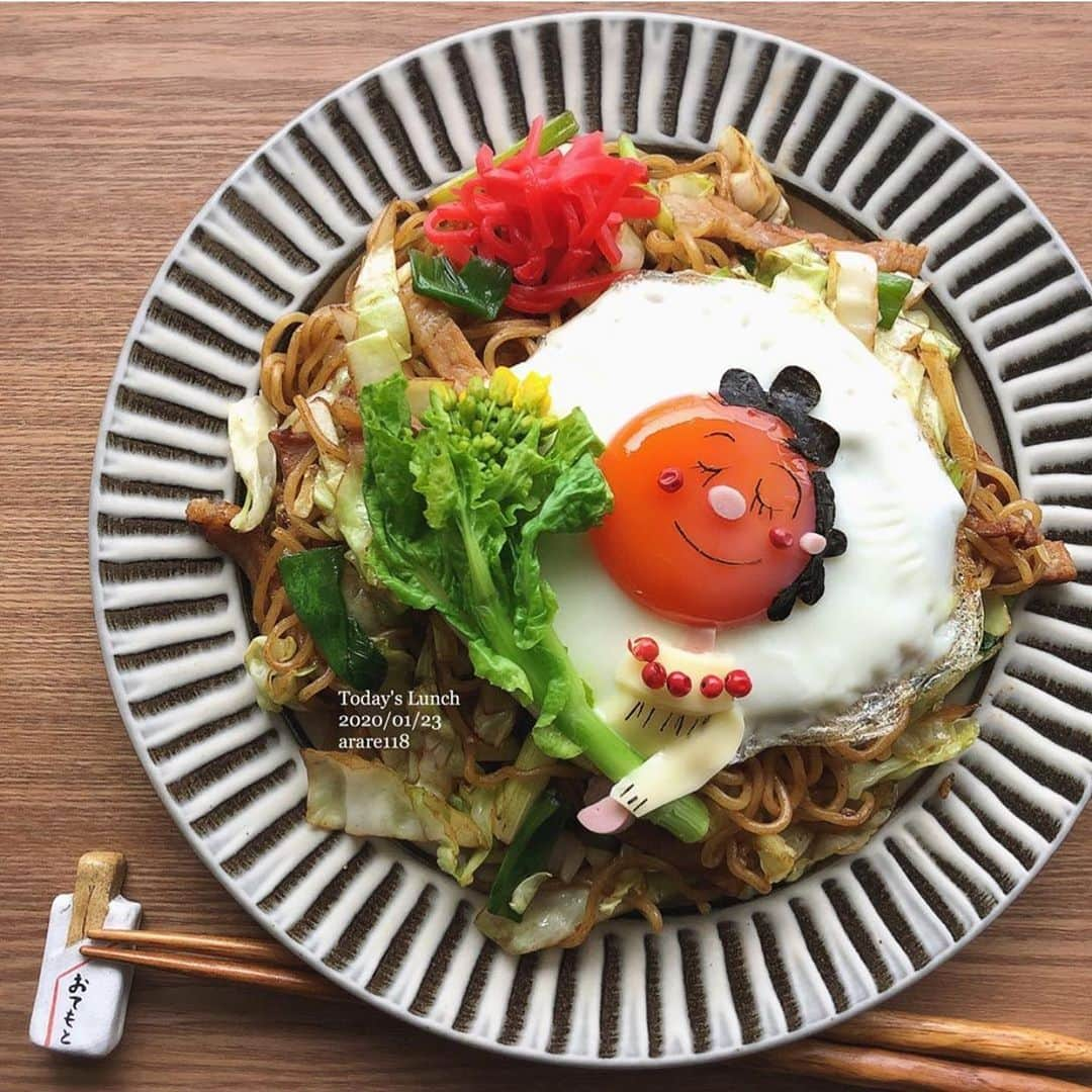 4yuuu!さんのインスタグラム写真 - (4yuuu!Instagram)「. 目玉焼き🍳をサザエさんにデコるという なんとも斬新なアイデア⚡️‼️ . おしゃれな首飾りはレッドペッパーで👆 . 子供が大好きな焼きそば🥢も可愛く大変身です💯 . @arare118 . #4yuuu #焼きそば #ワンプレート #ワンプレートごはん #手作りレシピ #手作り #簡単レシピ #手作りごはん #目玉焼き #sns映え #インスタ映え #フォトジェニック #ワンプレートランチ #ランチ #おうちごはん  #彩りごはん #食卓風景 #毎日の食卓 #サザエさん #野菜 #野菜たっぷり #バランスの良い食事 #健康ごはん #プレートごはん #モーニングプレート #焼きそば #健康ごはん #たまご #卵 #健康 #こどもごはん #デコごはん」2月15日 15時55分 - 4yuuu_com