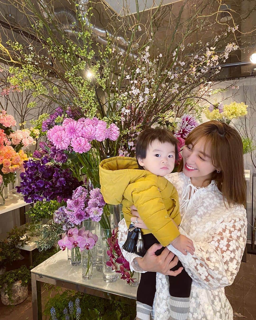 小川ひとみさんのインスタグラム写真 - (小川ひとみInstagram)「Saturday with beautiful flowers🌷 @jardinduillony  アイロニーさんへ❤️❤️❤️ #tokyolife #1番好きなお花屋さんin東京 #love #myson #一歳一ヶ月 #family」2月15日 15時56分 - hitomy220