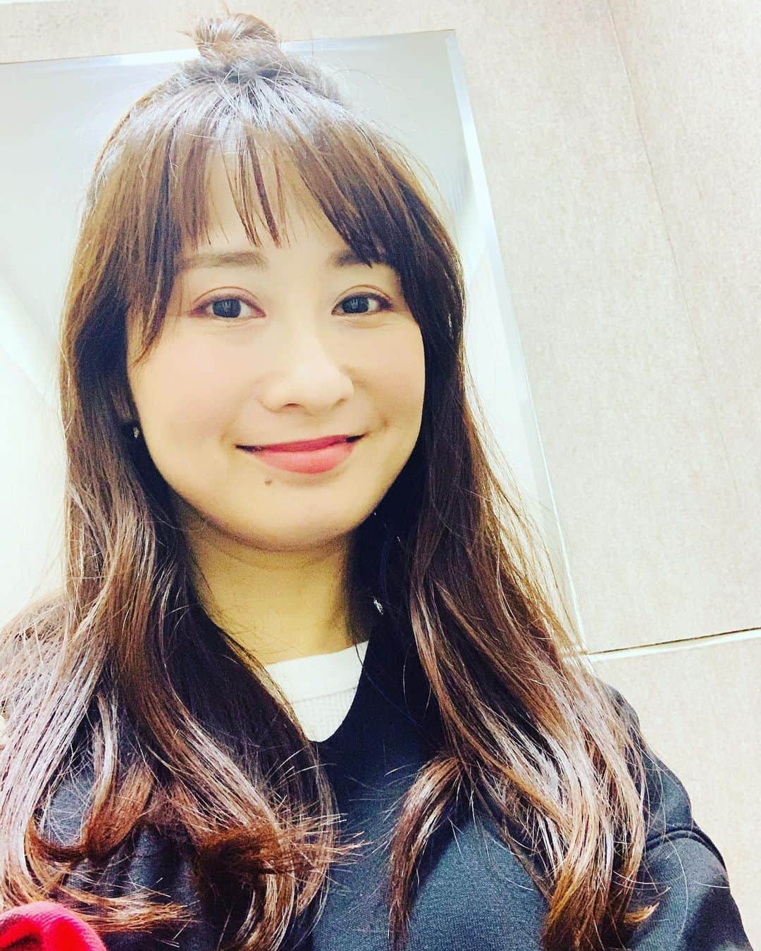 糸数美樹のインスタグラム：「✂︎✂︎✂︎✂︎ #からじ切りました #しにかスッキリ #シャンプーさいこー #乾かすのもさいこー #ほんとはもっと短く切りたかった #みきとにー」