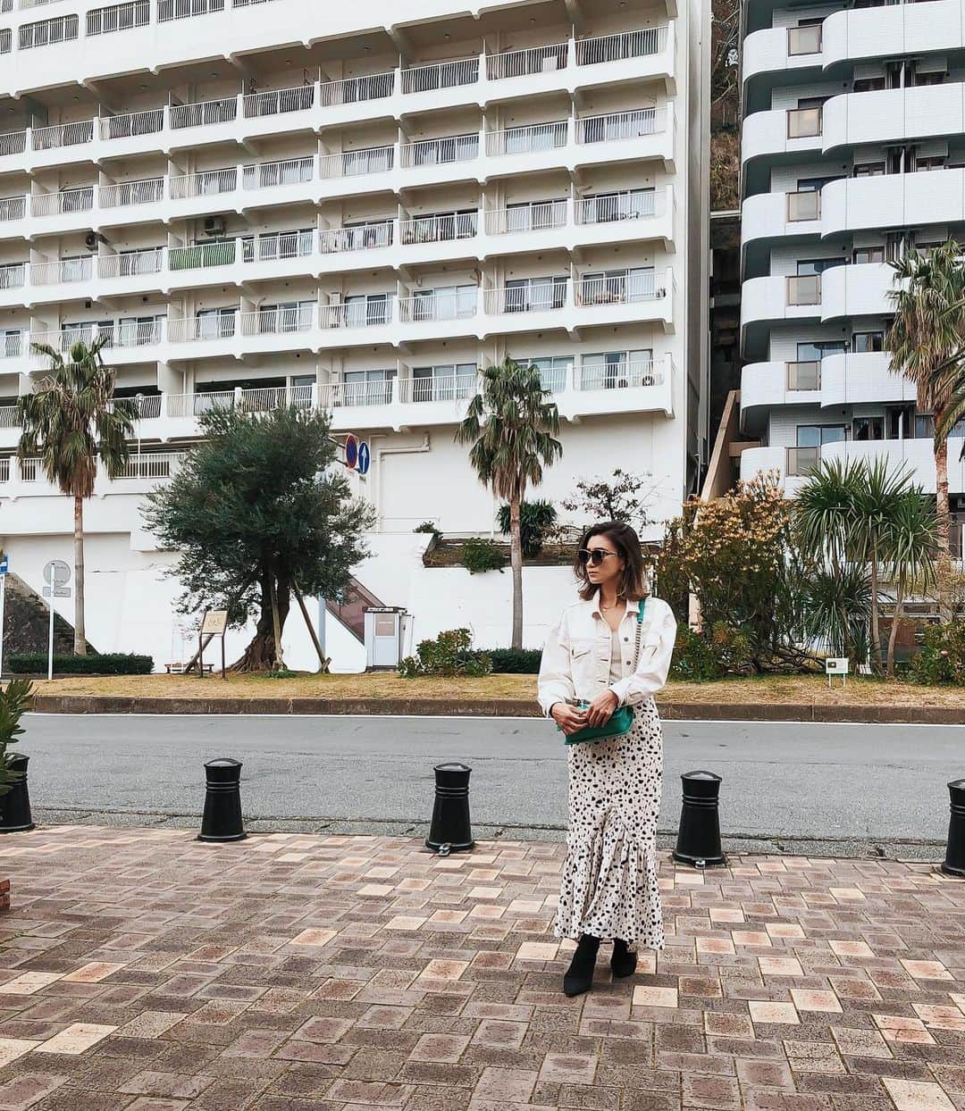 谷口紗耶香のインスタグラム：「これから　#familytrip 🚢🌴♨️ ・ ストレスフリーに着れて、 これだけでカジュアルなStyleもクラスアップできちゃう　@duras_official  の　スカートがとってもお気に入り💕 ・ パーカー合わせてもいいし、 knitもTシャツも　何でも合うから ヘビロテ中♡ ・ boots👢だってsneaker👟だって 合わせられる万能スカート❣️ ・  #instamodel#instaootd#ootd#model#japanesemodel#sayakataniguchi#shooting#kawaii#girl#mama#instafashion#japanese#today#cute#拍照#可爱#今天的衣服#谷口紗耶香#时尚#패션#귀엽다#일본인#촬영#親バカ部#ママリ#ママコーデ#ファッション#duras#デュラス」