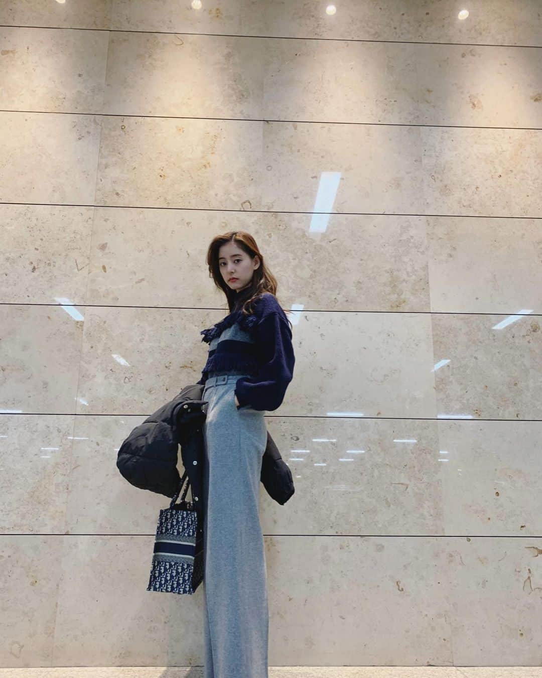 新木優子さんのインスタグラム写真 - (新木優子Instagram)「私服 jacket : @murua_official  knit : @leoryxebloa_official  pants : vintage celine shoes : @coach  bag : @dior」2月15日 16時35分 - yuuuuukko_