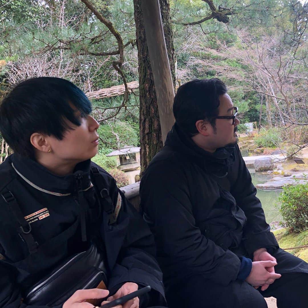 川谷絵音さんのインスタグラム写真 - (川谷絵音Instagram)「課長と京都。少し髪に青を入れました。いつものエザキさん(@grico0221)にやってもらいました。感謝。 #ライブじゃないのに一緒にいる」2月15日 16時35分 - indigolaend