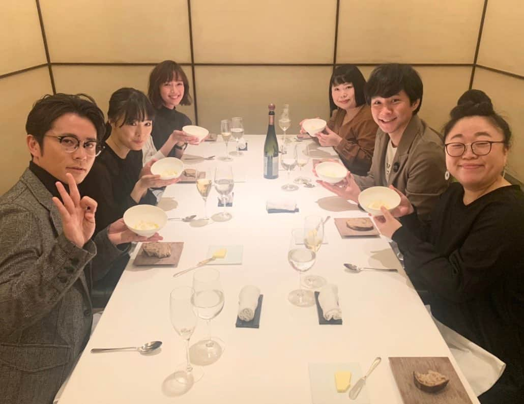 大友花恋さんのインスタグラム写真 - (大友花恋Instagram)「渡部さんを始め、大好きな皆さんにお誕生日のお祝いをしていただきました。 あまりにも嬉しくて、こんなにも嬉しいのに、それを伝えられる力がない自分にもどかしくなるほどでした、、、。 間違いなく、私史上1番スペシャルなお食事。 素敵な経験と時間とお食事、本当に本当に、ありがとうございました！ #手に持っているのは #あの#山羊のミルクのババロア #感動でした🥺 #quintessence」2月15日 16時43分 - karen_otomo