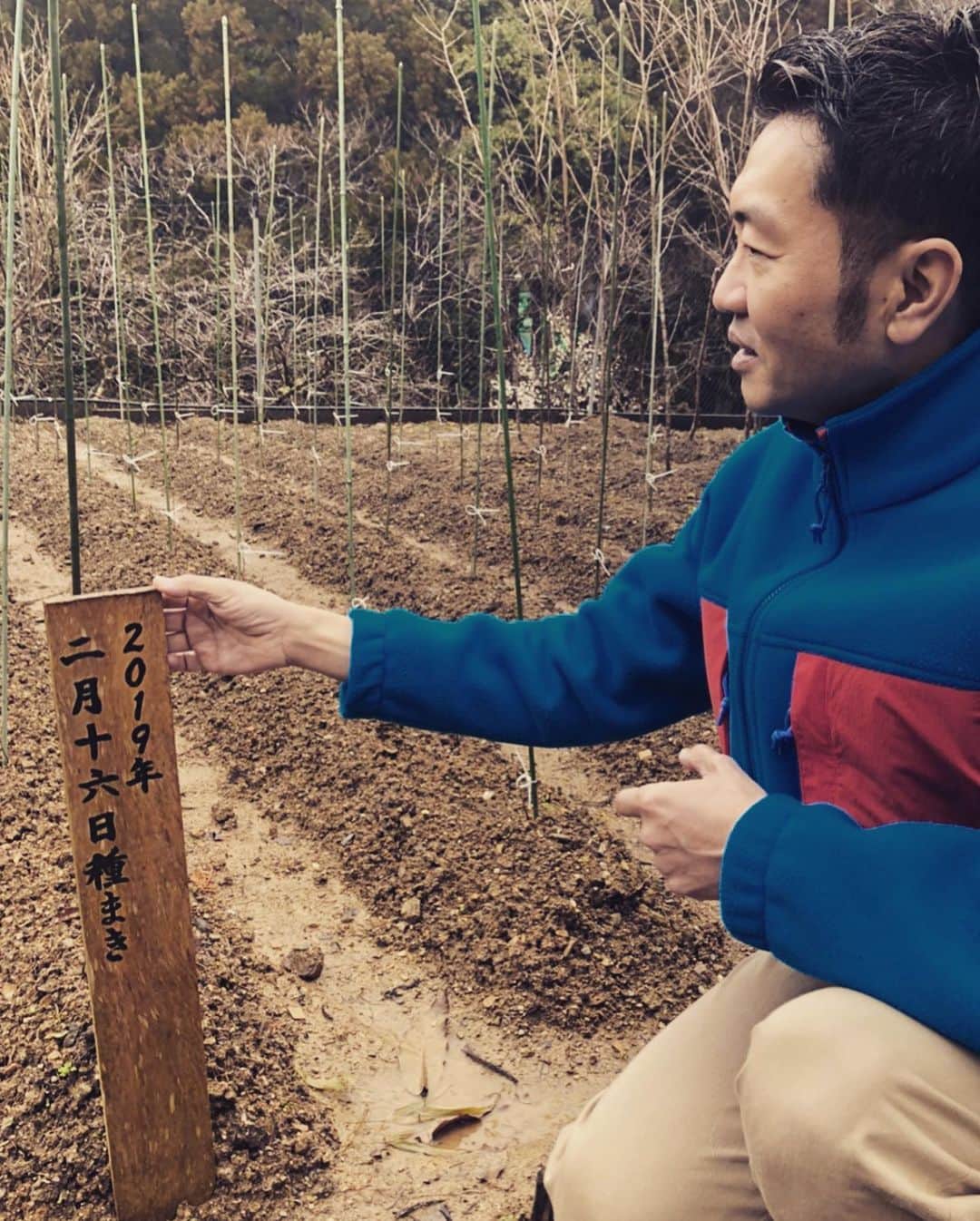 大抜卓人さんのインスタグラム写真 - (大抜卓人Instagram)「今日は奈良県・吉野山取材😃 地元の方とDaiwa Sakura Aidが管理する 桜の育成園にて種植え作業を🌸 昨年の6月に山から拾い集めた桜の種を 寝かせてから土へ🌸 何千もの種を植えてもその年の 気候や種の状態によって 芽が出る本数が1本という年も💦 芽が出て立派に育った木を 山へ植樹する作業で本日は終了😀 一目千本の桜の景色は こうして何年も受け継がれていきます😃 今年も素敵な春が訪れますように🌸 #fm802 #daiwasakuraaid  #おはたく」2月15日 16時41分 - takutoonuki