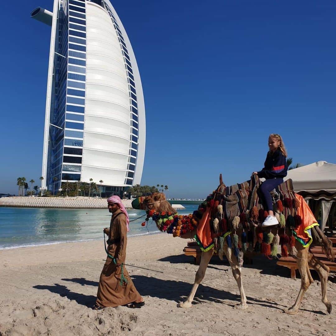 のインスタグラム：「‪Causally riding a camel in Dubai 🐫🙋🏼‍♀️‬」