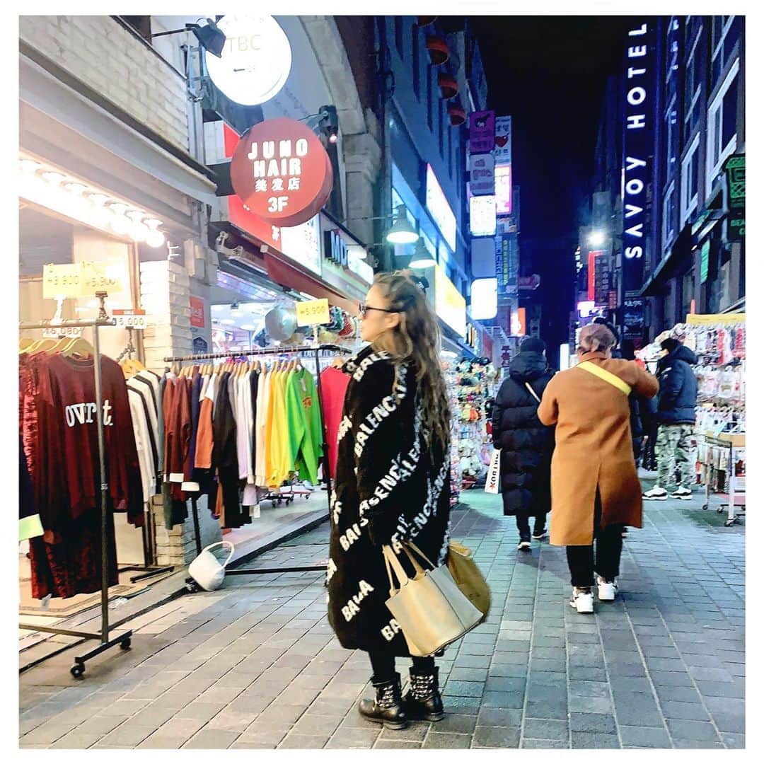 葉月樹里のインスタグラム：「韓国に買い付け行ってきたで👍💕 . .  素敵な出逢いも合って、スムーズに仕事が出来そうで嬉しい😊💜 . .  jibendy の再始動は4月から👗✨ . . .  #葉月樹里 #soiréeine #ソワレーヌ #韓国 #明洞 #東大門 #南大門 #江南 #買い付け #jibendy #ジベンディ #selectshop #セレクトショップ #balenciaga #バレンシアガ #HERMES #エルメス #ピコタン #エトゥープ #jimmychoo #ジミーチュウ #ずりおコーデ」