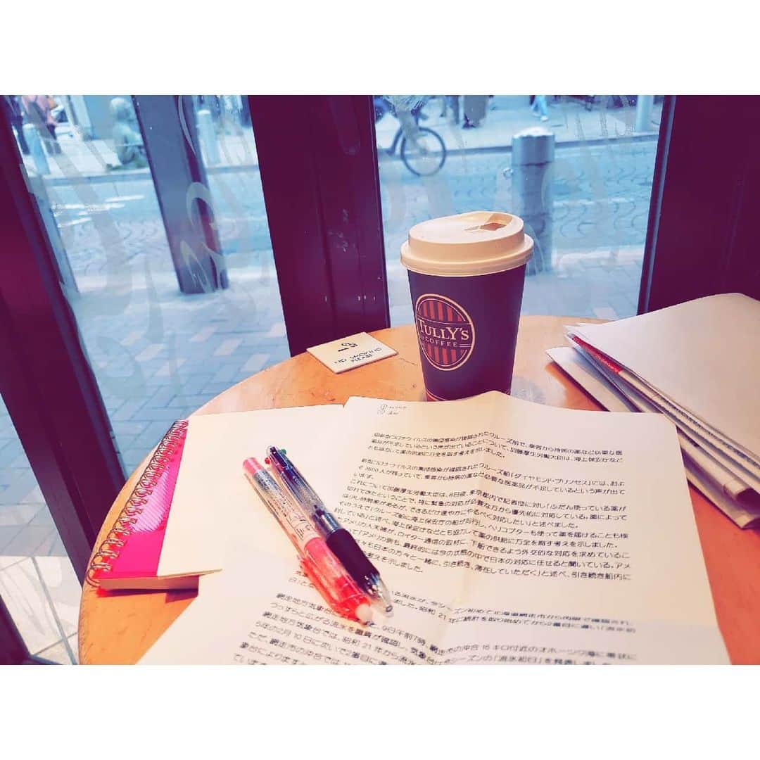 本田珠規のインスタグラム：「アナウンススクールday✏️でした！ １人反省タイム⏰ . . 今日はインタビューの練習💡 . インタビューってやってみると難しい。 . いつも何気なく見ているTVも、 どんな話術を使っているんだろう。とか 気にしながら観るとかなり勉強になりそう！ これからは注意してみてみよう✏️ . . 原稿読みの練習は、 現在深刻な問題のコロナウィルスについて。 . ニュースの話題も、原稿読みだけじゃなく、 ちゃんと深掘りして理解していくこと、 理解したうえで伝えること。大事だなぁ✏️ . . . #アナウンススクール#レッスン #スキルアップ#日々勉強 #麻布十番」