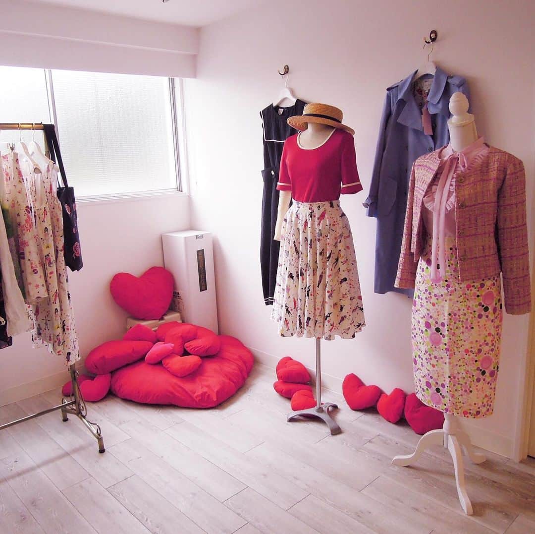 大石蘭さんのインスタグラム写真 - (大石蘭Instagram)「碧さん @mdrtkk が誘ってくれて ずっと気になっていた S for Shokoのお店へ❤️ Shokoさんの作品はずっと拝見していて お洋服も気になっていたのです。 好きなもので溢れた作品を ついに生で見られてうっとり❤︎ オリジナルブランドのお洋服のコレクションは 毎シーズン世界中のいろんな街にまつわる物語が感じられてわくわくします📚 アンナ・カリーナになれそう… 刺激を受ける素敵な空間でした❤︎ 次はShokoさんにもお会いできますように…🥰 . . . #sforshoko #shoko さん #fashion #girlyfashion #annakarina #myinspiration #harajukufashion #tokyofashion  #ファッション #ガーリーファッション #2020ss #アトリエ #パリジェンヌ #ロンドンガール #東麻布 #赤羽橋 #今日のコーデ #今日のファッション #いちご柄 #いちご #ストロベリー」2月15日 17時04分 - wireless_ran