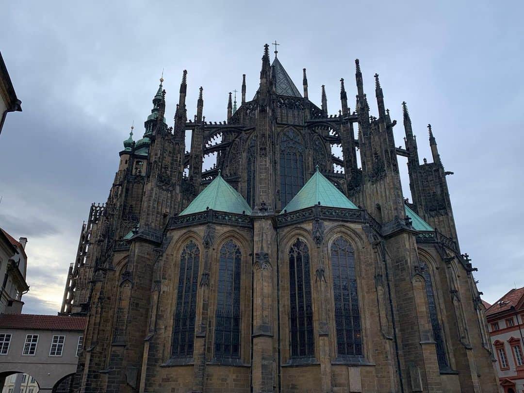 ALINA AKULAさんのインスタグラム写真 - (ALINA AKULAInstagram)「Собор Святого Вита причисляется к жемчужинам европейской готики, является художественной и национально-исторической святыней Чехии. Кстати, он до сих пор действующий)  #stvituscathedral #praha #cathedral #czech #architecture #europe #gothic #wanderlust」2月15日 17時05分 - radharanievna