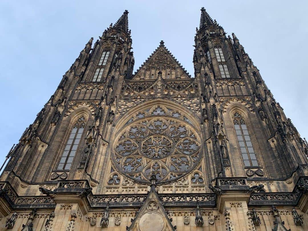 ALINA AKULAさんのインスタグラム写真 - (ALINA AKULAInstagram)「Собор Святого Вита причисляется к жемчужинам европейской готики, является художественной и национально-исторической святыней Чехии. Кстати, он до сих пор действующий)  #stvituscathedral #praha #cathedral #czech #architecture #europe #gothic #wanderlust」2月15日 17時05分 - radharanievna