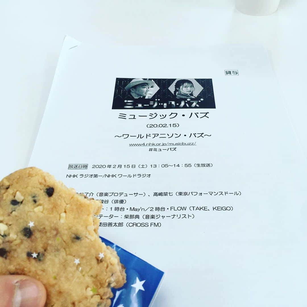 板橋駿谷のインスタグラム：「毎週土曜13:05〜！！ 「ミュージック・バズ」 NHKラジオ第1 聴いて下さった皆様ありがとうございました！ 今日もすげー楽しかったぁー！！ May'nさんもFLOWさんもとっても素敵な方！ アニソンって普通と違って、アニメ込みで聴いてると街中でも自分がアニメの主人公になったみたいな気持ちで走り出したりしちゃうからすごい音楽だよなぁって改めて思いました。 写真は高嶋菜七ちゃんからもらったクッキーを速攻で食べたとこを今井さんに撮られてた笑 表情ないけど味わってるのです！ 来週もミュージック・バズ、よろしくお願いしますっ！！！ #ミューバズ #今井了介 #高嶋菜七 #May'n #FLOW」