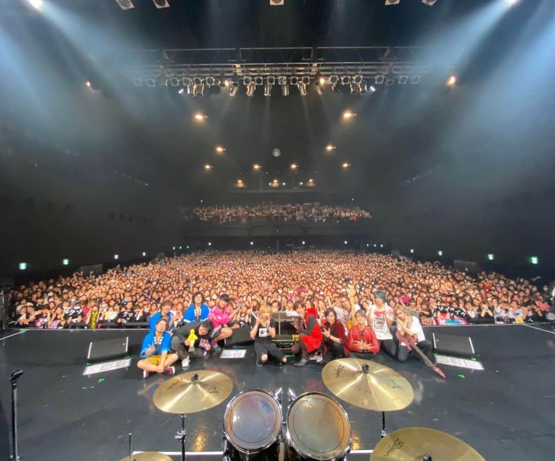 SHINPEIのインスタグラム：「2020/02/14 「クソイベ」追加公演　Zepp DiverCity﻿ ﻿ 出演者全員のライブパフォーマンスを観ていたんだけど、ライブの概念が変わっちゃうくらい圧倒的な面白さでした。﻿ ﻿ そして、BREAKERZにしか出来ないステージをさらに追求していかねば！と改めて強く決意を持てた1日でした。﻿ ﻿ くそお世話になりました！！﻿ ﻿ ↑発言がワンピースのサンジ(笑)﻿ ﻿ #岡崎体育﻿ #四星球﻿ #BREAKERZ﻿ #鬼龍院翔﻿ #マチルダ﻿ #クソイベ」