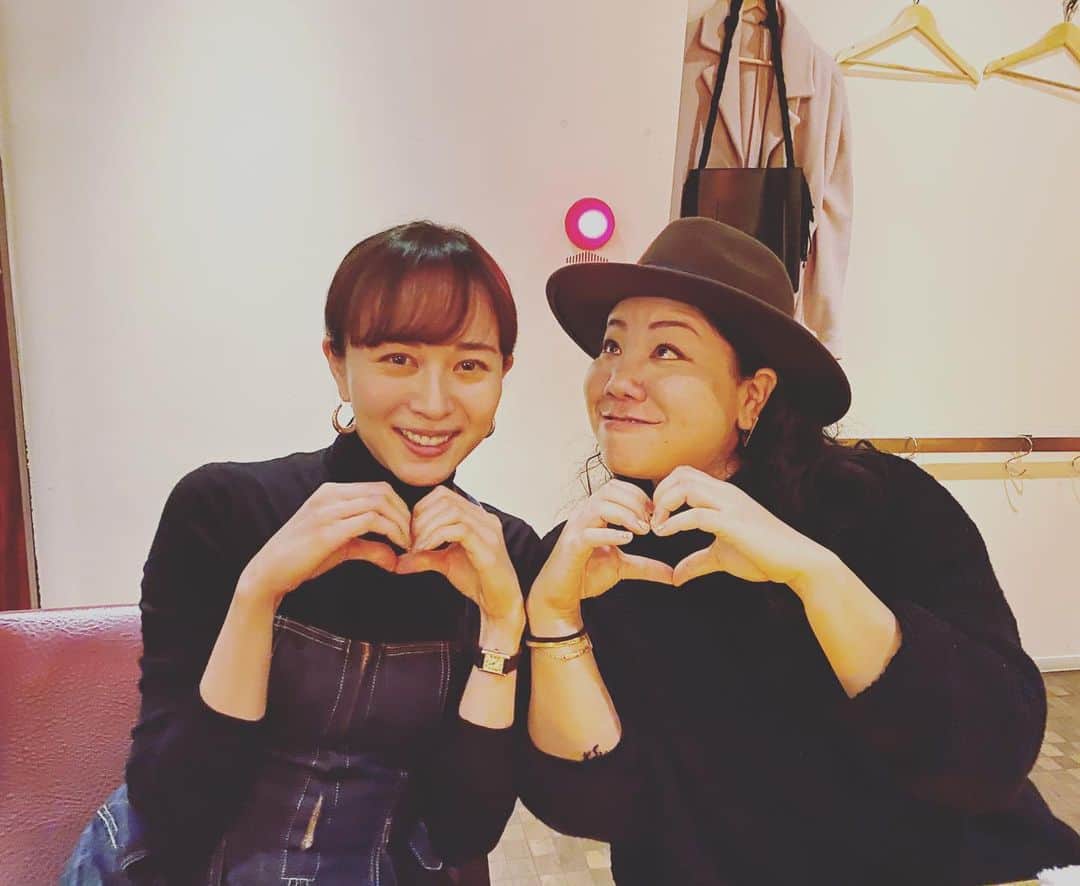 比嘉愛未さんのインスタグラム写真 - (比嘉愛未Instagram)「大大大好きなHYの いーずーさんとデート♡ 私の青春時代、 側には常にこの方の唄がありました。 とにかく人間力がハンパじゃない！ ユーモアもね🤪笑 #HY #仲宗根泉 #バレンタインデート♡」2月15日 17時18分 - higa_manami