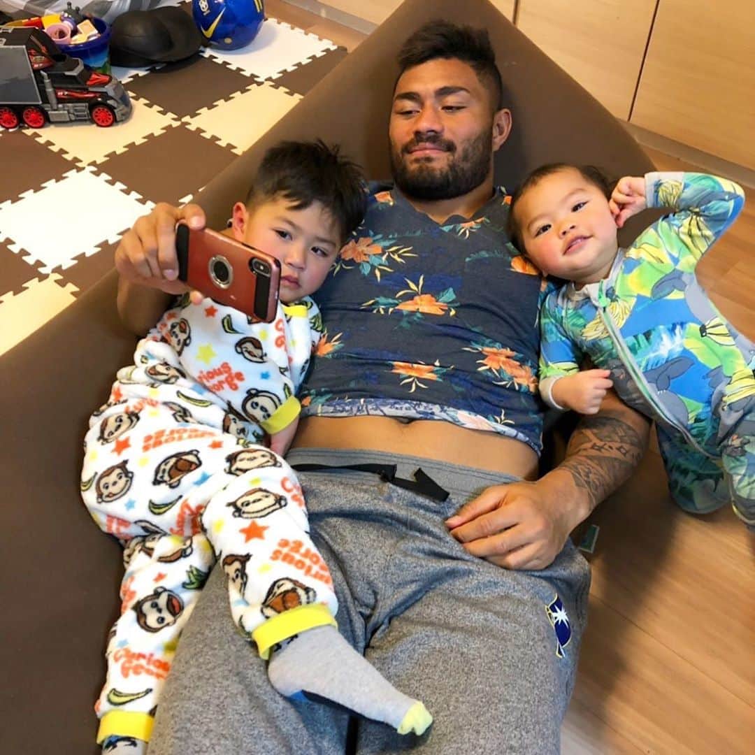 のインスタグラム：「Coming home after game missing my two little babies 👶🏽 our home not the same as you guys here! 早く会いたいよ！頑張ろ！ #brotherandsister #naughtybrotherandsister  #familyiseverything #bless #stayhome #staysafe #family #together #家族写真」