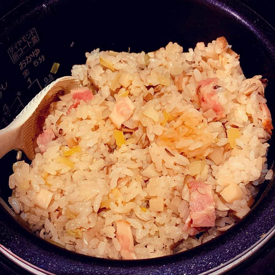 長江里加さんのインスタグラム写真 - (長江里加Instagram)「#りかちまる飯 よーいどん！ ↓ ❶人参と白滝の明太子しりしり その名の通り！ いつも人参だけだけど、白滝も入れてみた！最強！！ 調味料は麺汁と塩のみ ごま油で炒めるともっと美味しいよ〜 人参は結構しんなりするまで根気よく炒めるのがりかちまるポイントかな🥕✨ _ ❷水菜のニンニク炒め 何か足りないと思った時にパパッと作れる簡単おかず！ ニンニクをオリーブオイルでジュワジュワさせて 切った水菜をさっと炒めるだけ！ ちょっと塩ふって完成！ うますぎる…🤤 _ ❸卵ときくらげの中華炒め 何度も出てくるこれもど定番 ネギを細かく切って油でよく熱して そこにきくらげをよく絡ませて オイスターソースをちょっと入れた溶き卵をどぼん！ ヘラで優しく火を通して完成！ 塩こしょうとかで味濃いめにすればご飯何倍でもいける！ _ ❹即席グラタン！ 本当はグラタン用のマカロニ？パスタ？じゃないんだけど、 どうしても減らないパスタで一気に消費！ 柔らかめに茹でました😌 別の鍋で、冷凍してあった玉ねぎとベーコンをオリーブオイルで炒めます。(orバター) 牛乳たっぷり、コンソメ、小麦粉好きな量をプロの顔つきで入れて馴染ませます。 しゃばしゃばでok そこに茹でたパスタと塩こしょうを入れていい感じにします。 耐熱容器にうつして、お好みでチーズとパン粉をのせてオーブンで焼きます！ ガスバーナーがあれば楽よね！ ホワイトソースつくってからよりも、気が楽だよ♪ ドロドロしてて小麦粉っぽいのあまりすきじゃないんだ。 _ ❺ブロッコリーの芯で炊き込みご飯 あまりもので栄養ごはん！ ベーコンと舞茸、そして調理でどうしても残っちゃうブロッコリーの芯を細かく切って入れました！ 味付けは和風にするのか洋風にするのかお好みで顆粒出汁を入れるよ 野菜から水分が出るから水は少なめでいい感じ！ 思いつきでやってみたんだけど お米に旨みが行き渡ってとっても美味しかったです！ _ ❻切り干し大根の煮物 もう何度も作ってるから説明雑になるんですけど、 とりあえず切り干し大根と好きな具材をごま油で炒めて、 お水、醤油、みりん、酒、ちょっと砂糖入れて煮詰めればもうそこは料亭の味 副菜なのにこれでごはん何倍もいける。 私は汁多めでやわやわにするのが好きです☺️ _ ❼肉じゃがのじゃが抜き 肉じゃが食べたい！と思って買ったじゃがいもに芽が出てしまっていた… 作り方は言わずもがな、 調味料は❻と一緒よ。 汁だくです🤗 _ ❽大根の葉の佃煮 立派な葉っぱがついた大根を買ったので、佃煮？にしました。 適当に作ってるから名称合ってるかわかりません🥺 おろしニンニク少しをごま油でぷちぷち熱して 細かく切った大根の葉を炒めます！ なんとなく馴染んだら醤油とみりんと、……さっきと一緒じゃん？！ 醤油を多く入れるか少なく入れるかの違いだね！ 飴色になるまで煮詰めたよ〜 ご飯のお供に最高です！ _ ❾やさしいお出しのスープ とにかく調味料は最小限に 少しの顆粒だしと塩で具沢山スープ！ たまにこういうのが食べたくなる 因みに鶏肉を茹でた汁で作りました！ 朝に食べるのが1番美味しかった… ｛人参、大根、里芋、えのき 、きくらげ｝ _ ➓じゃがいもガレット 細く切ったじゃがいもに片栗粉と粉チーズ、明太チューブってのが家にあったので入れてみました😋 足りなかったらコンソメとか塩こしょうとか入れるのかな？ オリーブオイルで両面カリッカリに焼いたらできあがり！ フライドポテト感覚、ずっと食べていたい(>_<) _ ってなわけで終了！ 最近「インスタみてるよ〜！」「面白くてつい見ちゃう」などと直接言われたりすることが増えてきて 趣味でやってるものにそうやって興味を持って見てくださるのとても嬉しいなあと思う今日この頃です😊 これからもこんな感じでのんびり続けますので、よろしくお願い致します🌸」2月15日 17時18分 - o_rikachi_o