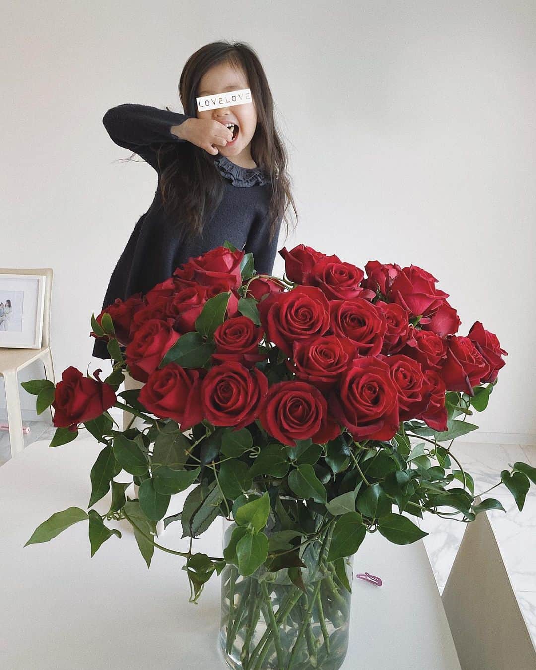 翁安芸さんのインスタグラム写真 - (翁安芸Instagram)「Happy Girl(s)❤️❤️❤️ バラに飛び込んでいきそうな勢いで喜ぶ娘😍 #happyvalentine」2月15日 17時15分 - akinyc