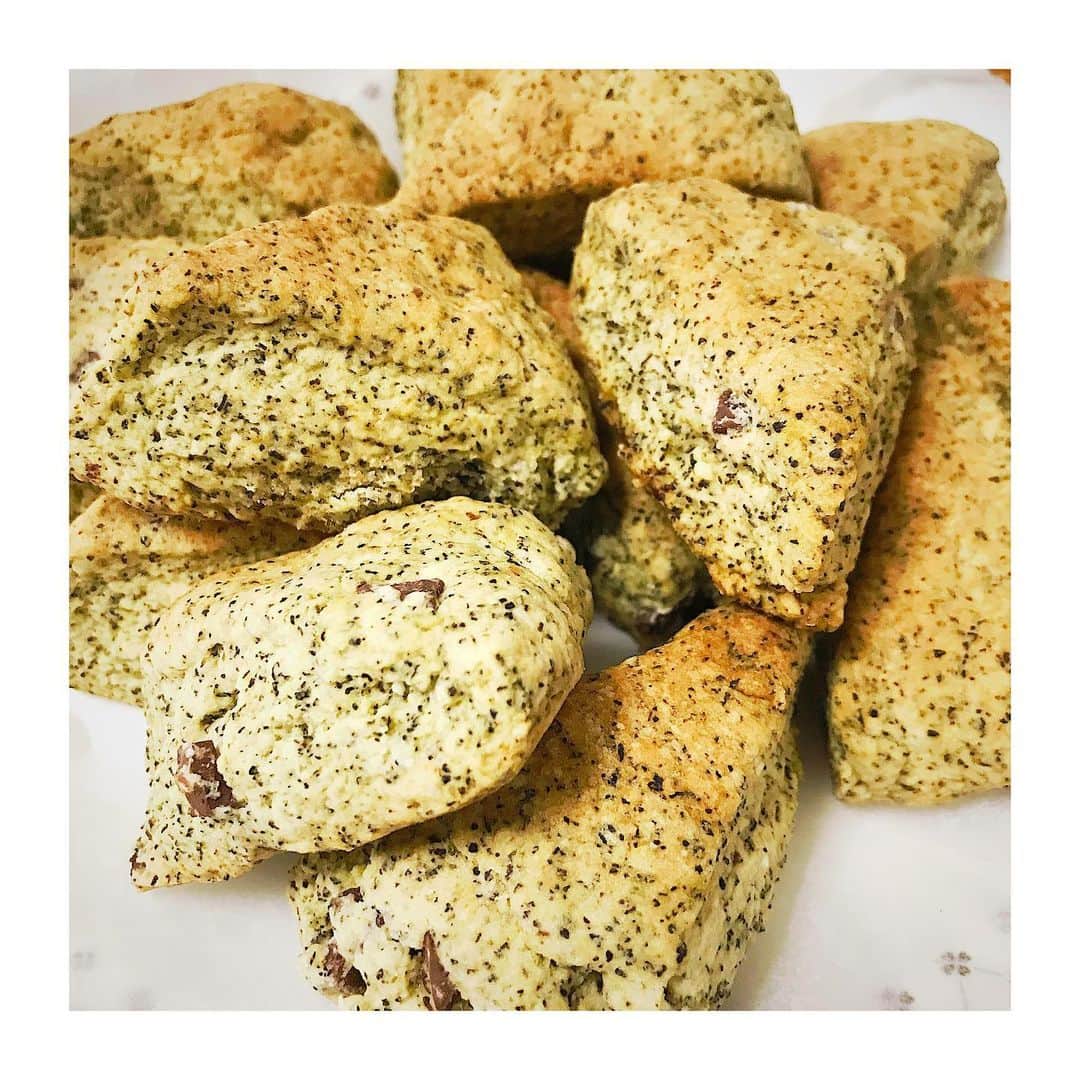 奥村愛子のインスタグラム：「* スコーン焼いた。 紅茶味と、紅茶チョコ味。 口の水分持ってかれる〜」