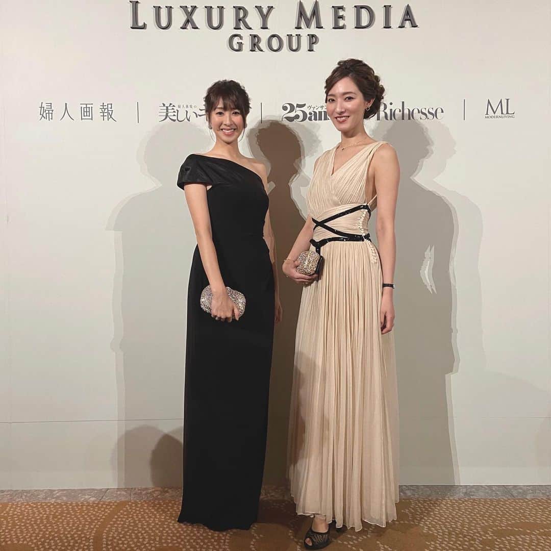 杉下理世のインスタグラム：「綾と♡♡ 先日 #mecenagala2020 へ行ってきました✨チャリティーパーティーは人生で初めての経験で、とってもエキサイティングな時間でした😍✨ 安藤忠雄先生がとても魅力的でお話も面白すぎて、偉大な方ってなんでこんなにフランクでチャーミングなんだろうと✨とてもお勉強になりました😊 #チャリティーパーティー #luxurymedia #charityparty #party #婦人画報 #25ans」