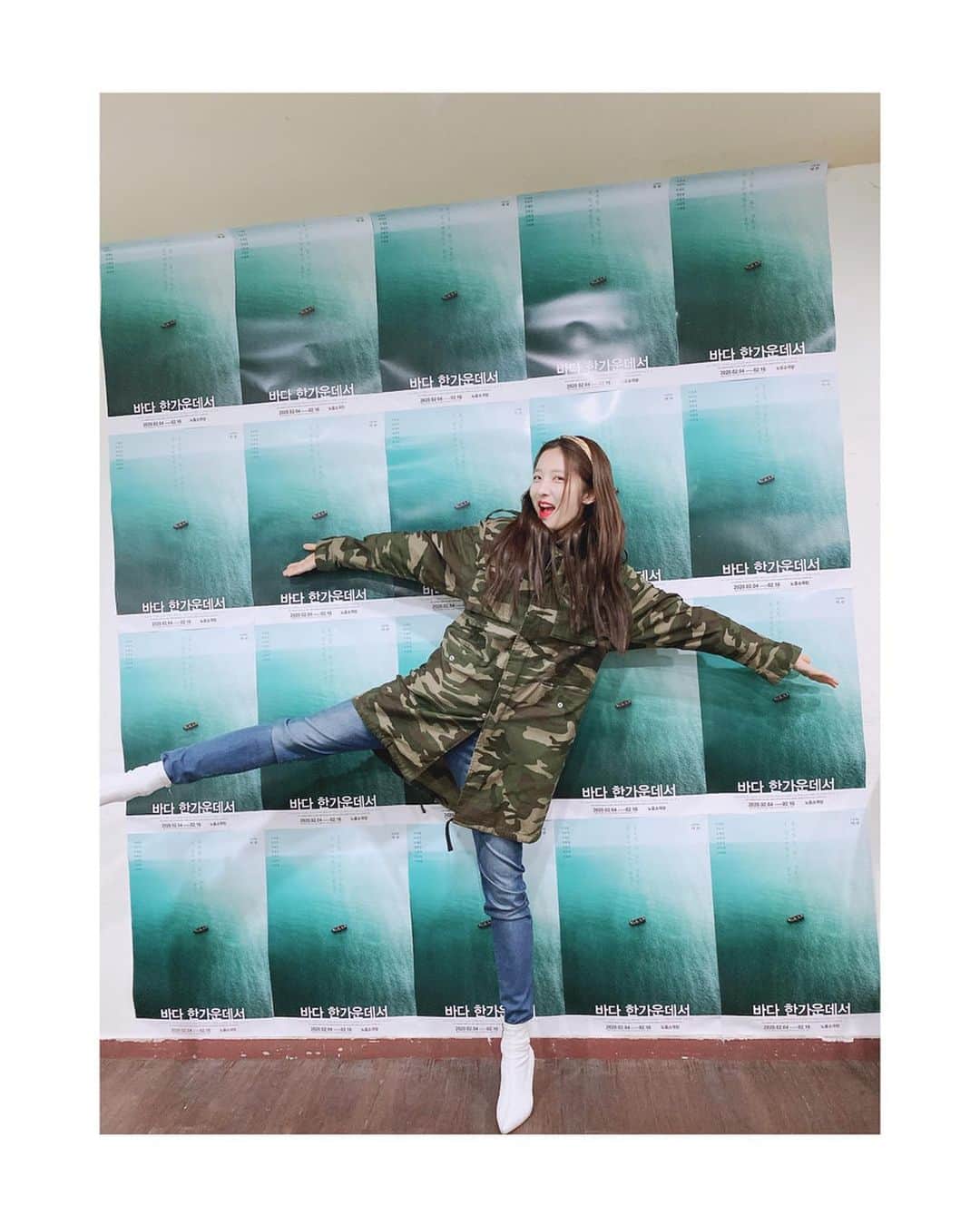 ジヒョン さんのインスタグラム写真 - (ジヒョン Instagram)「#바다한가운데서 연극은 이렇게 밝은 느낌은 아니지만요...? #좋은연극본기쁨 이라고 하죠 ☺️🤩😆 #내일번포즈 #아라베스크좀하는여자」2月15日 17時23分 - jihyunilovee