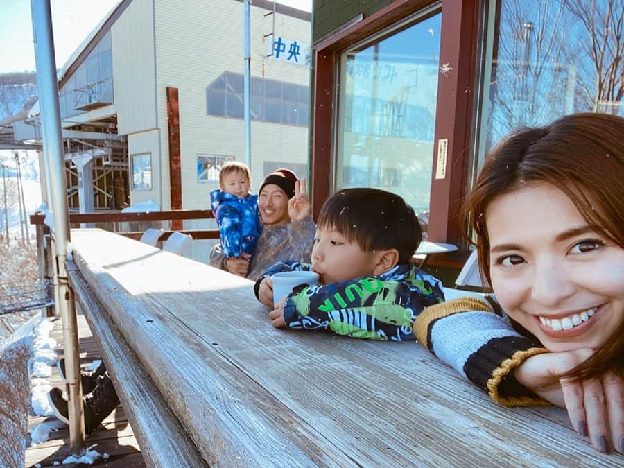 高橋菜摘のインスタグラム：「☕️♡👨‍👩‍👧‍👦♡❄️ . . いつもゲレンデ滞在中は スキー場中腹にある実家のレストラン @montblanc_ishiuchi で 美味しい〜ご飯を頂くんだけど 石打丸山スキー場は殆どが 個人経営のレストランだから どこもこだわってて美味しい🍽 . 先日のぴーかんパウダーの日☃️ たまにはって事でテラスがある レストランで遅めのランチ♡ 中に座敷があったから 1歳児連れでもとてもらくちん。 ご飯食べたあとは テラスでCoffee Blake☕️ 幸せすぎて何も言えない。 . とにかく最高な環境に感謝。 何より子供と趣味を共有出来る幸せ！ 子供が大きくなる度に感じる事。 趣味が同じならいつまでも こうやって色んな場所へ 行ってくれるかな😘？ なんて淡い期待を抱いちゃう。 . . . #雪山 #ゲレンデ #ゲレ食 #石打丸山 #テラス席 #スキー場 #家族旅行 #幸せな時間 #スノーボード #スノボ #兄妹ママ #兄妹 #1歳 #5歳 #男の子 #女の子ママ」