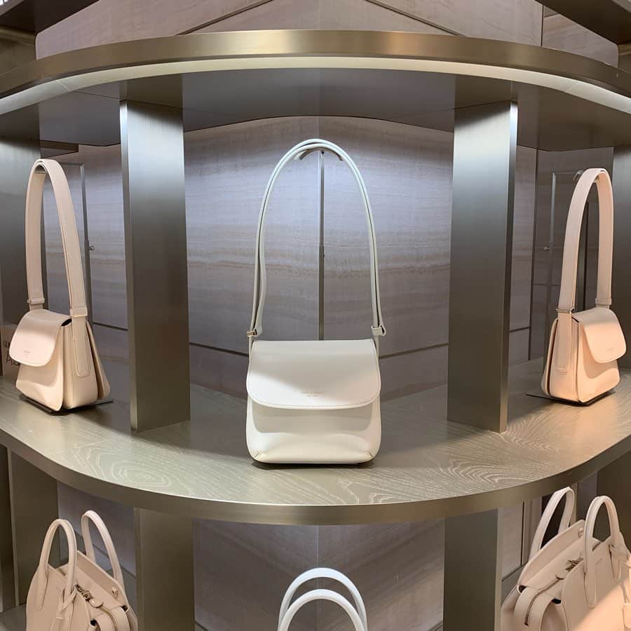 のインスタグラム：「Giorgio Armani la Prima NEW BAG COLLECTION At 5F International Boutiques #Hankyu #HANKYUMODE #umedahankyu #阪急うめだ本店 #うめだ阪急 #阪急百貨店 #osaka #umeda #mode #GiorgioArmani #ジョルジオアルマ－ニ #GALaPrima #新作バッグ #先行販売」
