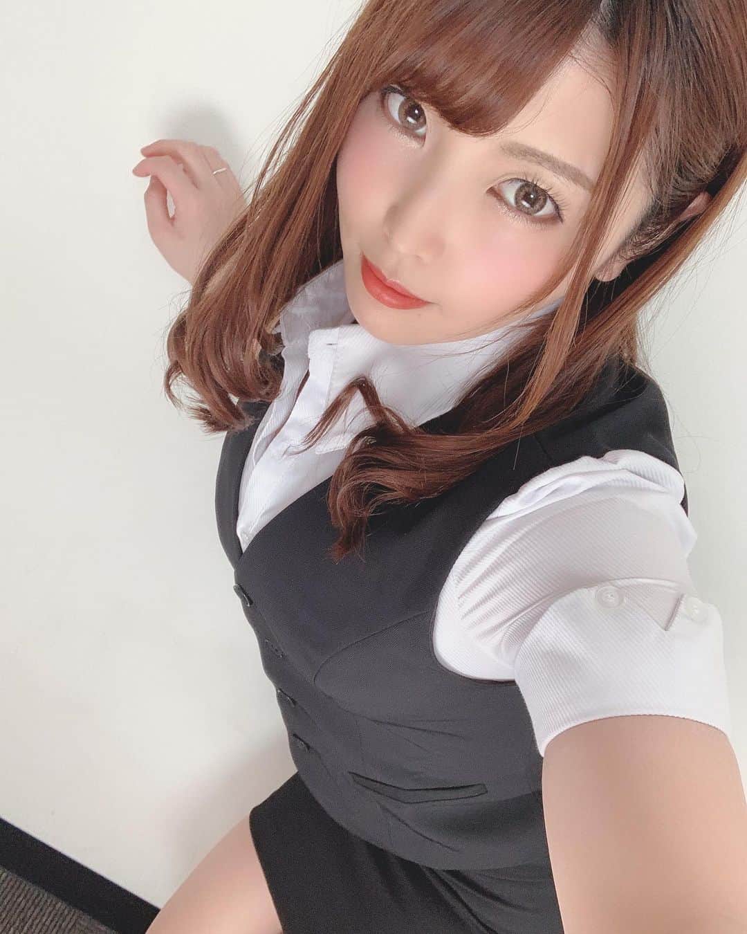 新村あかりのインスタグラム：「衣装がパツパツすぎて苦しかった思い出のOL」