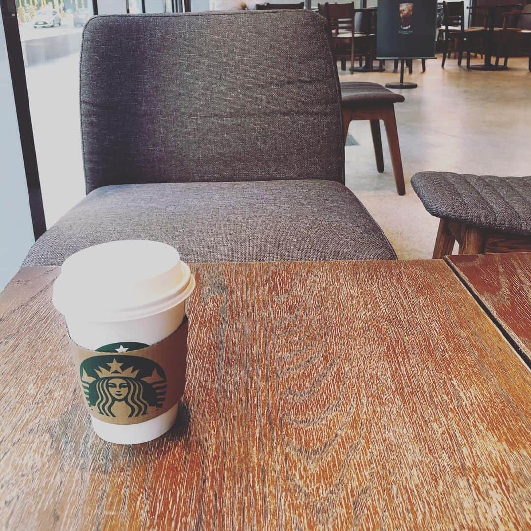 益田麻衣のインスタグラム：「コンビニの数ほどあるスターバックス。  #スタバ #スターバックス #フィリピン #マニラ #ティータイム #カフェラテ」