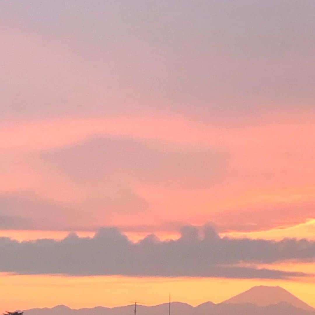 市井紗耶香さんのインスタグラム写真 - (市井紗耶香Instagram)「スモーキーピンクの色だった。 あっという間の瞬間。  美しいものは儚い☺️ #富士山 #美しい景色 #スモーキーピンク #ていねいな暮らし #シンプルな暮らし #愛」2月15日 17時44分 - sayakaichii
