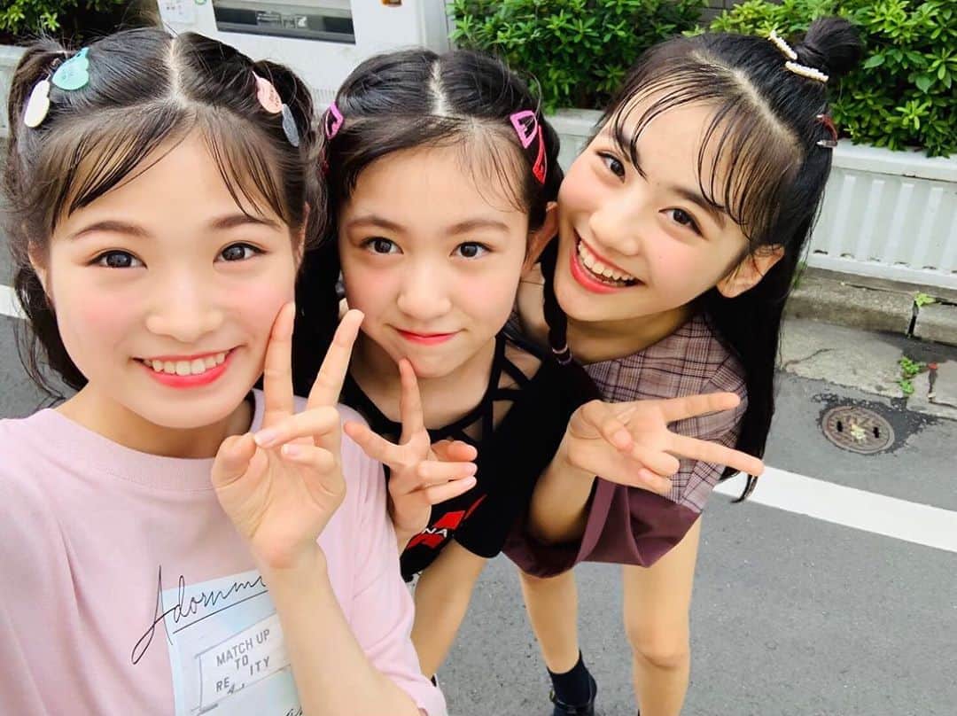 ニコ☆プチのインスタグラム：「💙💛💜 懐かしの1枚 ではなく2枚あります🙋🏻‍♀️📸 . . . #たった数ヶ月前なのに  #幼いみなさん🥳 #1枚目風で前髪ぱっかーん🍃 #入江美沙希  #関谷瑠紀  #丸山真亜弥」