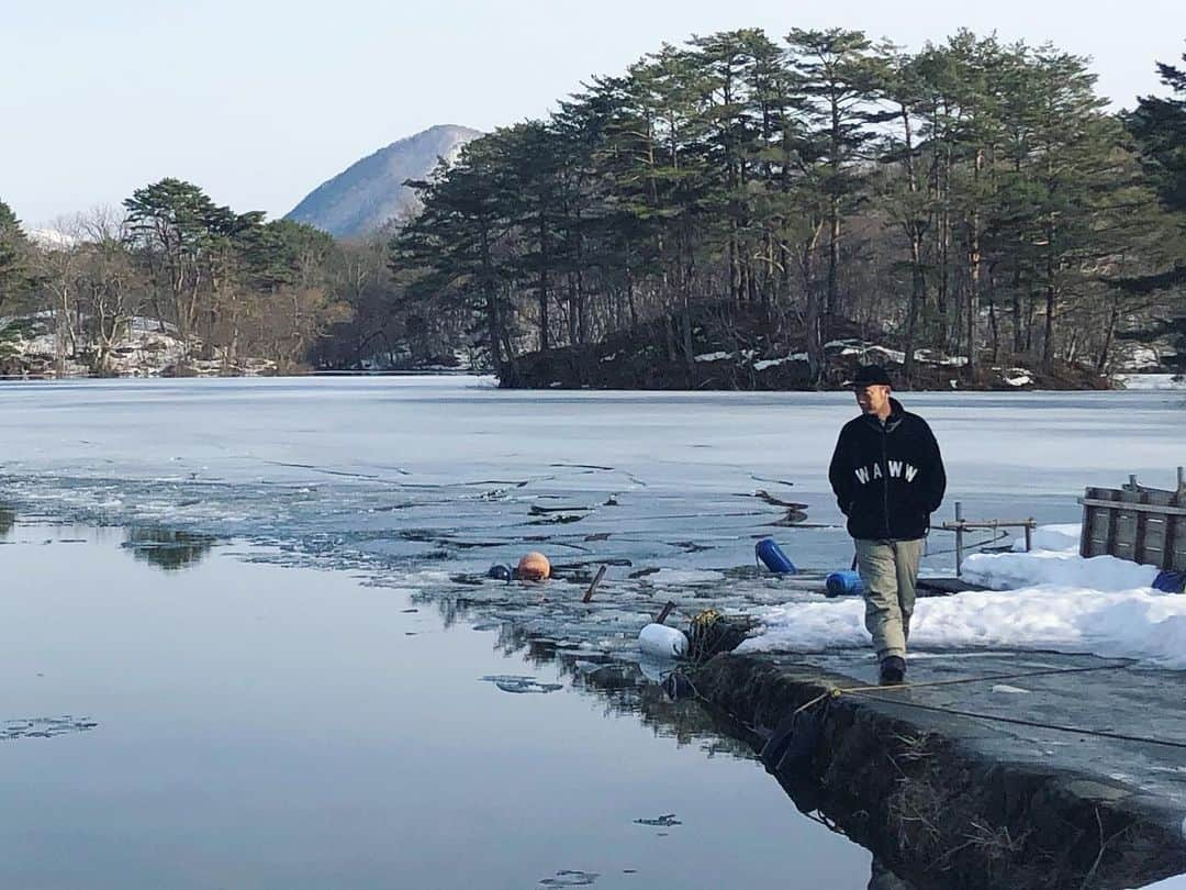 小堺大輔さんのインスタグラム写真 - (小堺大輔Instagram)「福島県裏磐梯。  地元の人も生まれてこのかた1度も体験した事のない温暖化により、今年は全面凍結しなかった小野川湖でのワカサギ釣り。 こんなの初めて。  地球が怒ってるよね。  いつも我が家で使っている国産有機農法の大豆を自然の力を存分に使ってお醤油や味噌を作っているヤマキの工場見学も。  自然との共存をもっと意識し、地球に優しい生き方や買い物をしていかないとね、 と改めて再認識するいい時間を仲間達と共有できました。  にしても、昼も夜もよく飲んで みんなわいわい最高でした。  さて、このまま鴨川向かいます。 ビーチハウス、いよいよ終盤です。  #地球 #自然との調和」2月15日 17時37分 - daisuke_kosakai