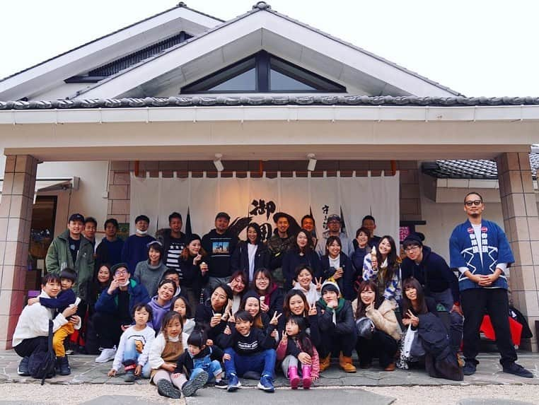 小堺大輔さんのインスタグラム写真 - (小堺大輔Instagram)「福島県裏磐梯。  地元の人も生まれてこのかた1度も体験した事のない温暖化により、今年は全面凍結しなかった小野川湖でのワカサギ釣り。 こんなの初めて。  地球が怒ってるよね。  いつも我が家で使っている国産有機農法の大豆を自然の力を存分に使ってお醤油や味噌を作っているヤマキの工場見学も。  自然との共存をもっと意識し、地球に優しい生き方や買い物をしていかないとね、 と改めて再認識するいい時間を仲間達と共有できました。  にしても、昼も夜もよく飲んで みんなわいわい最高でした。  さて、このまま鴨川向かいます。 ビーチハウス、いよいよ終盤です。  #地球 #自然との調和」2月15日 17時37分 - daisuke_kosakai