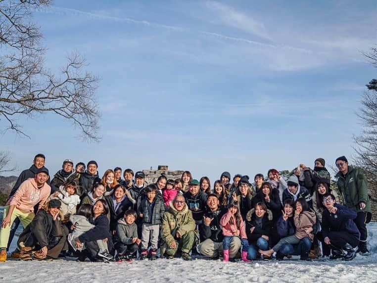 小堺大輔さんのインスタグラム写真 - (小堺大輔Instagram)「福島県裏磐梯。  地元の人も生まれてこのかた1度も体験した事のない温暖化により、今年は全面凍結しなかった小野川湖でのワカサギ釣り。 こんなの初めて。  地球が怒ってるよね。  いつも我が家で使っている国産有機農法の大豆を自然の力を存分に使ってお醤油や味噌を作っているヤマキの工場見学も。  自然との共存をもっと意識し、地球に優しい生き方や買い物をしていかないとね、 と改めて再認識するいい時間を仲間達と共有できました。  にしても、昼も夜もよく飲んで みんなわいわい最高でした。  さて、このまま鴨川向かいます。 ビーチハウス、いよいよ終盤です。  #地球 #自然との調和」2月15日 17時37分 - daisuke_kosakai