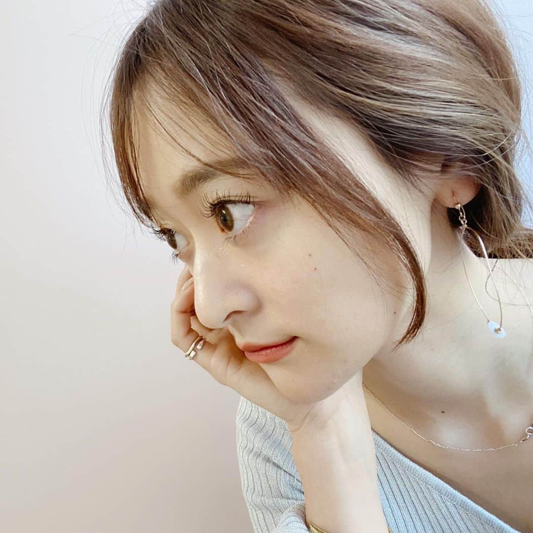 難波礼華のインスタグラム：「@homeharajuku  新しく入荷したLカール付けてもらた🥳 根元から上がってるラッシュリフトみたいなカール💕 flatlashだからめちゃやわらかくて扱いやすいし最高🥳 本数も120本なのにたくさん付けてるみたい💕 +¥3,500で出来るのでぜーひ💕 @_imi30_ ありがと🥳 . . . #フラットラッシュ#まつげエクステ#Lカール」