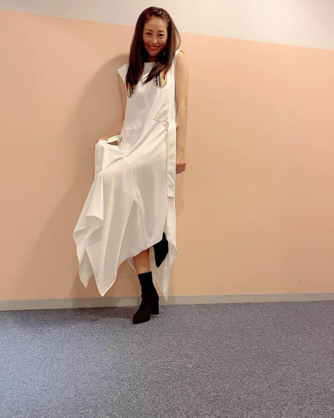 のインスタグラム：「この衣装買うか悩み中☺️ 白だから汚すかなー でもお気に入り🥰 #ootd  #衣装　#ワンピース　#熊切あさ美 @aoiwanaka.official」