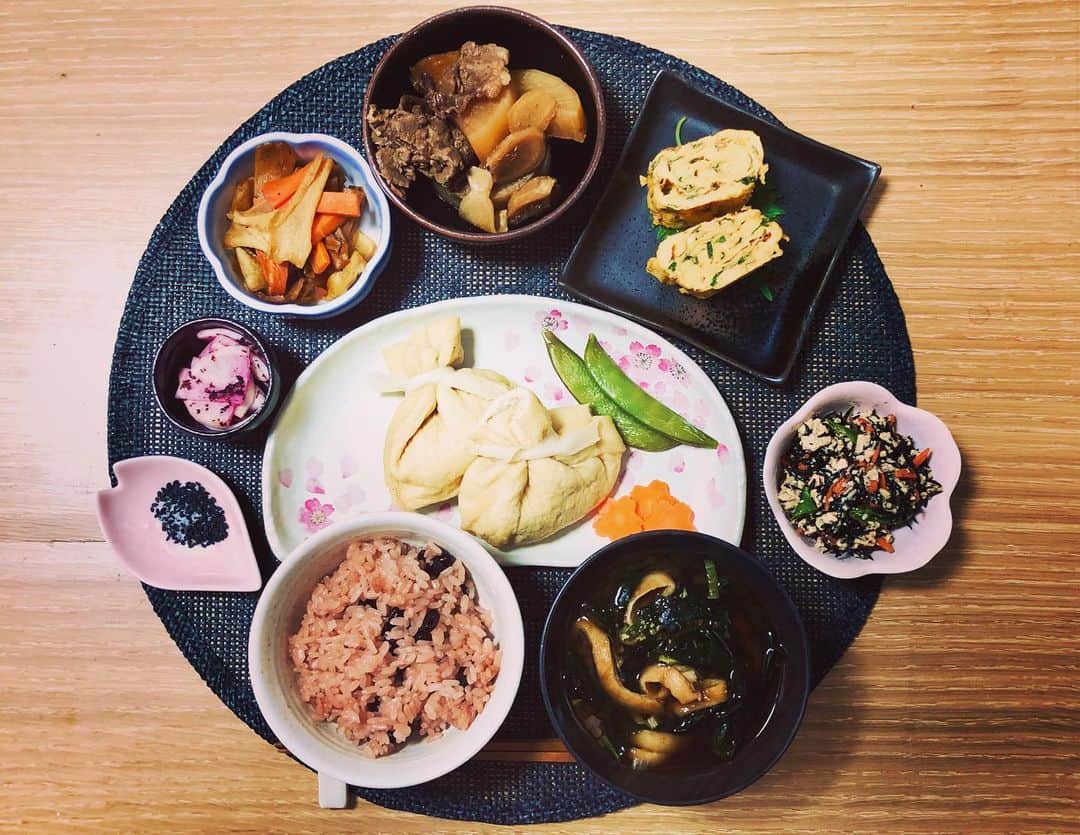 岡田ひとみ（ねんドル）さんのインスタグラム写真 - (岡田ひとみ（ねんドル）Instagram)「器で春を先取り🌸　 #料理#cooking #japanesefood #cherryblossom #sakura #dishes #lunch #和食 ねんどではありませんよ、うふふ。」2月15日 17時55分 - hitomi_nendol