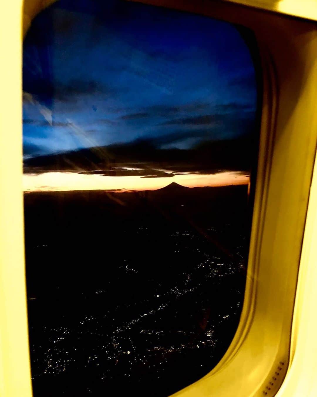 末續慎吾さんのインスタグラム写真 - (末續慎吾Instagram)「﻿ これは、シェアだ。﻿ ﻿ ﻿ ﻿ ﻿ ﻿ 僕は何でもシェア文化はあんまり好きじゃない。﻿ ﻿ ﻿ が、これはシェアだ。﻿ ﻿ ﻿ 富士山。﻿ ﻿ ﻿ アーース。﻿ ﻿ ﻿ ﻿ #末續慎吾EAGLERUN  #陸上 #かけっこ #北京五輪 #メダリスト#飛行機の上から#夕と夜の間#薄暮#トワイライト#美しい#アースエツグ﻿ ﻿ ﻿」2月15日 17時57分 - suetsugu_shingo