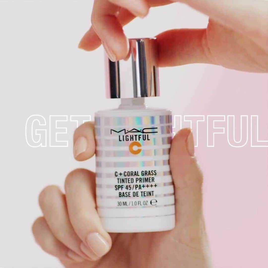 M∙A∙C Cosmetics Japanのインスタグラム：「ㅤ ライトフル C シリーズで手に入れる、スポットライトをフルに浴びたような輝く肌✨ お肌の状態やお好みに合わせて自分にピッタリのファンデーションをチョイスして ㅤ 美しいツヤ肌のベースには、肌にぴたっと密着し、トーンアップするメイクアップベース「ライトフル C+ ティンティッド プライマー SPF 45」がオススメ💡 ㅤ ㅤ ㅤ 【期間限定キャンペーン開催中】お好きなファンデーション製品を含む8,250円(税込)以上お買い上げの方にはオリジナルLEDミラー(数量限定)をプレゼント🎁 ㅤ ※M・A・C公式オンラインショップでのプレゼントは限定数に達したため終了いたしました。 ※プレゼントはお1人様1会計につき1個までとなります。ㅤ ㅤ ㅤ #MACLightfulC #SpotlightReady #MACライトフル #MACCosmeticsJapan #MACコスメ #MACCosmetics #コスメ #メイク #ファンデ #ファンデーション #リキッドファンデーション #ベースメイク #カバー力 #ツヤ肌 #ツヤ #テカらない #下地 #日焼け止め #メイクアップベース  #makeup #basemakeup #cosmetics #foundation #beauty」
