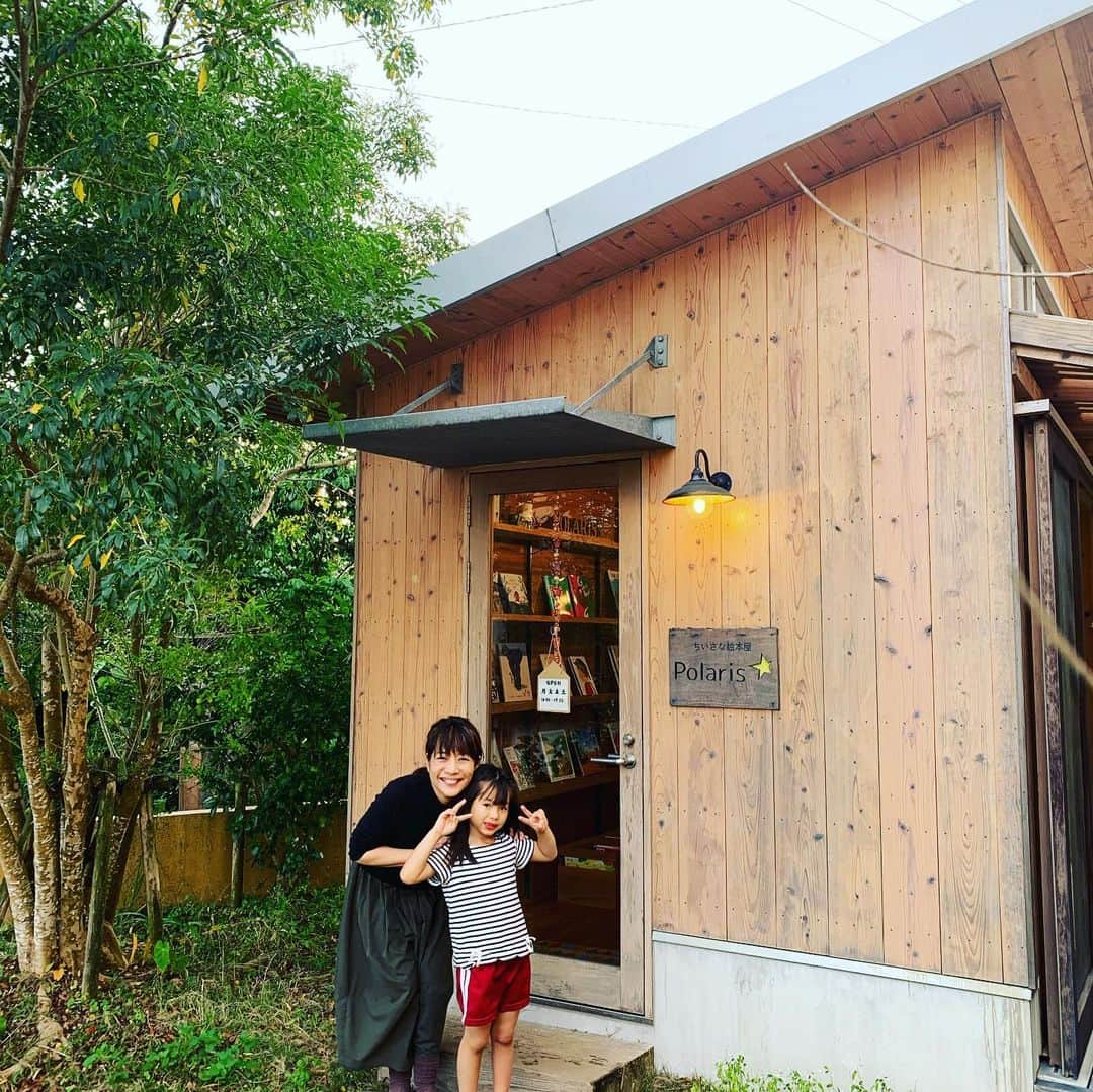 宮城麻里子さんのインスタグラム写真 - (宮城麻里子Instagram)「名護にある小さな絵本屋さん✨ 木の温もりを感じる優しい空間でした。 #アフロヘアで読み聞かせ（笑） #ポラリス #polaris #絵本 #沖縄　#名護 #上原尚子さん」2月15日 18時02分 - miyagimariko