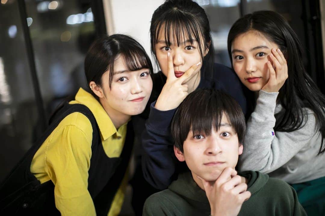 岡田翔大郎のインスタグラム：「明日は第7話放送。 . 写真は三姉妹と珍しショット🎓💛🧡❤️ . . #月とオオカミちゃんには騙されない #岡田翔大郎」